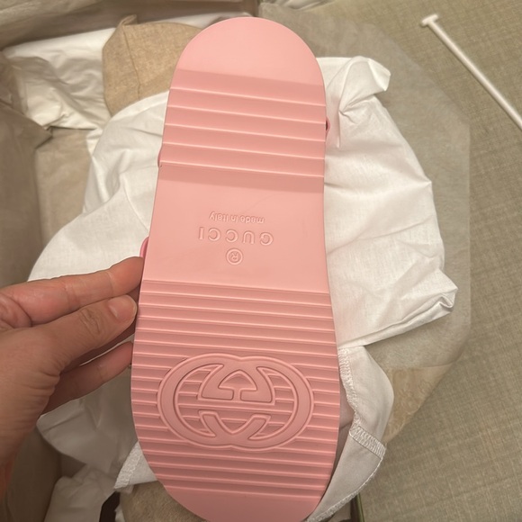 GUCCI GG Isla Logo Embossed Rubber Sandals - Picture 10 of 10